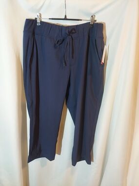 NWT Lane Bryant LIVI Active Navy Blue Pull-On Capri Trousers